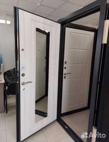 Входная дверь с зеркалом