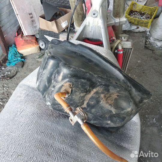 Топливный бак на мото Хонда crf