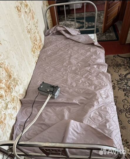 Кровать и коляска для инвалида