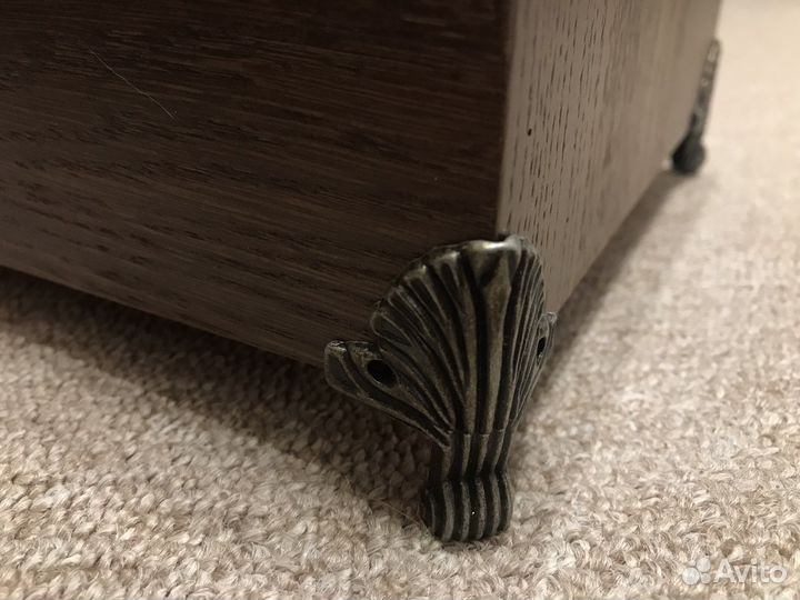 Дубовая шкатулка на ножках