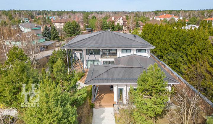 Дом 1075 м² на участке 37,6 сот.