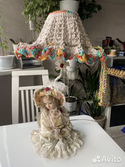 Светильник с фарфоровой девочкой