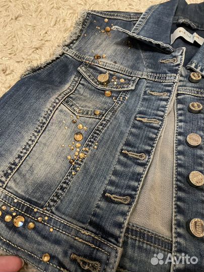 Продам джинсовую жилетку