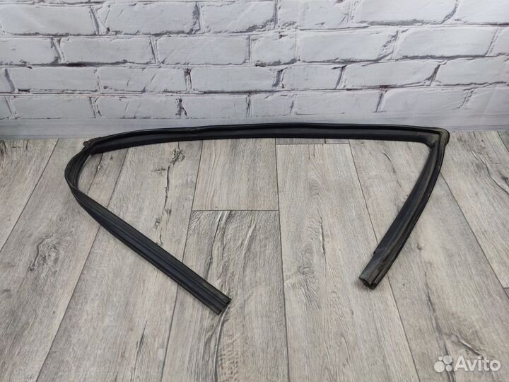 Уплотнитель стекла передний левый Maxima А32