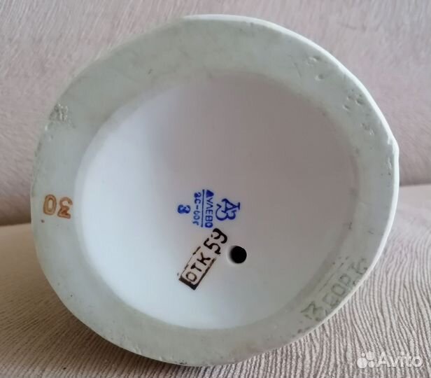 Статуэтка фарфор девочка кормит кур СССР 59 г