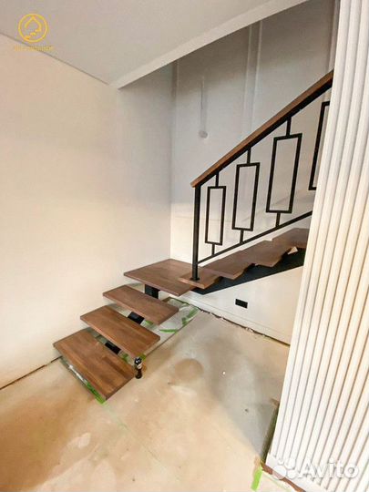 Ограждения, перила на лестницу из стекла, дерева