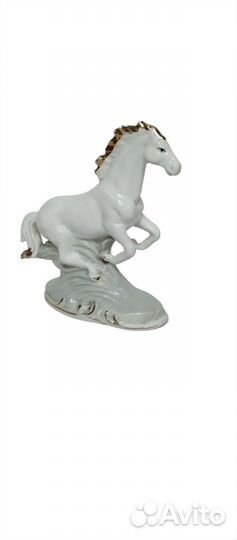 Фарфоровая статуэтка 