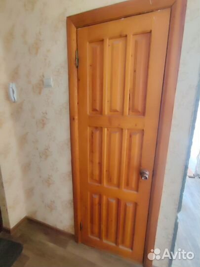 Дверь их массива дерева бу