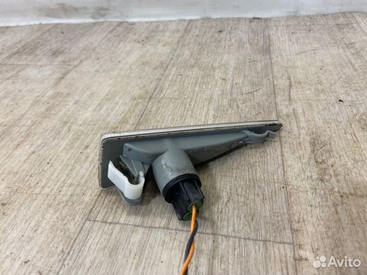 Повторитель в крыло передний правый Renault Megane