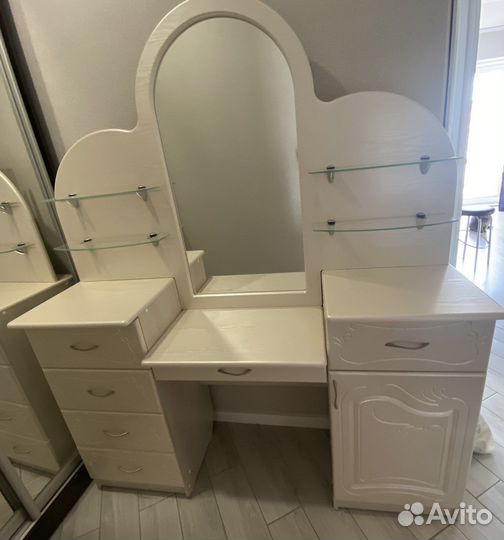 Туалетный столик трельяж