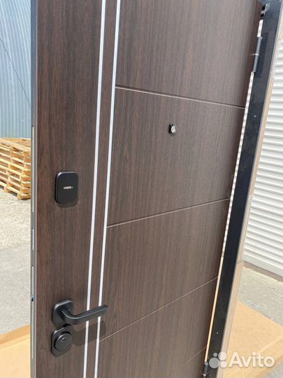 Входная дверь в квартиру коричневая