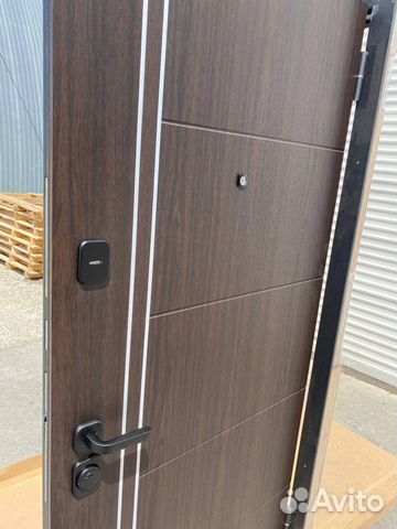 Входная дверь в квартиру коричневая