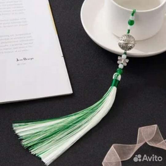 Брелок с длинной кисточкой и колокольчиком