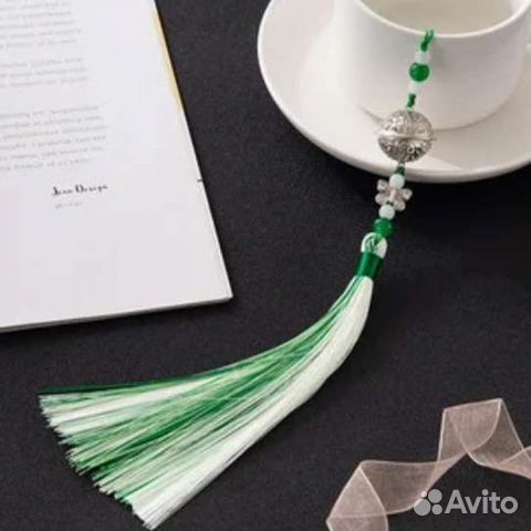 Брелок с длинной кисточкой и колокольчиком