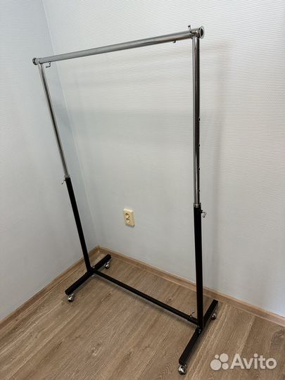 Вешалка напольная на колесиках