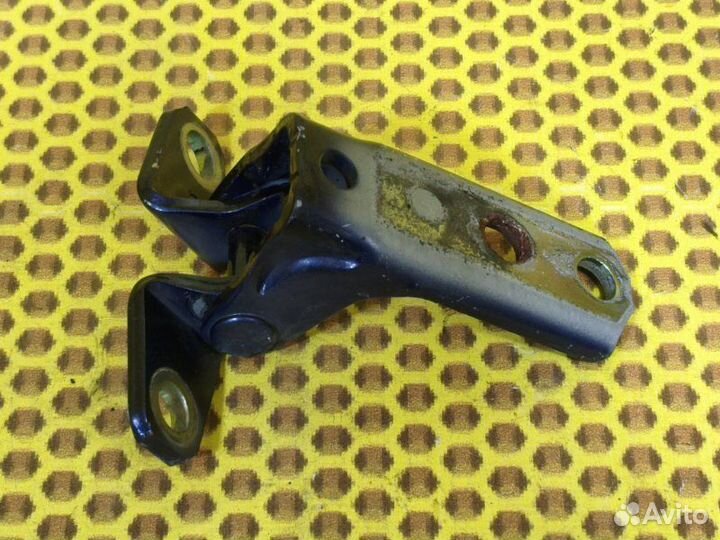 Петля двери передняя нижняя левая Mitsubishi