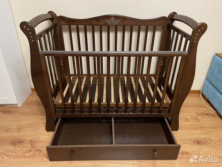 Детская кроватка с маятником