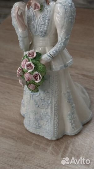 Фигурка девушка с букетом