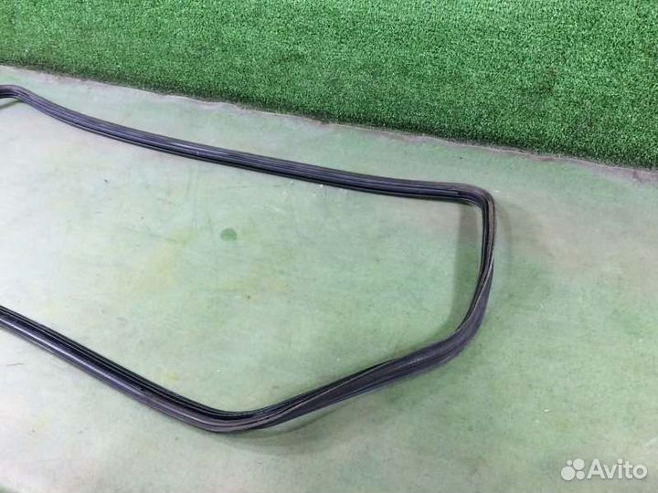 Уплотнительная резинка крышки багажника Subaru