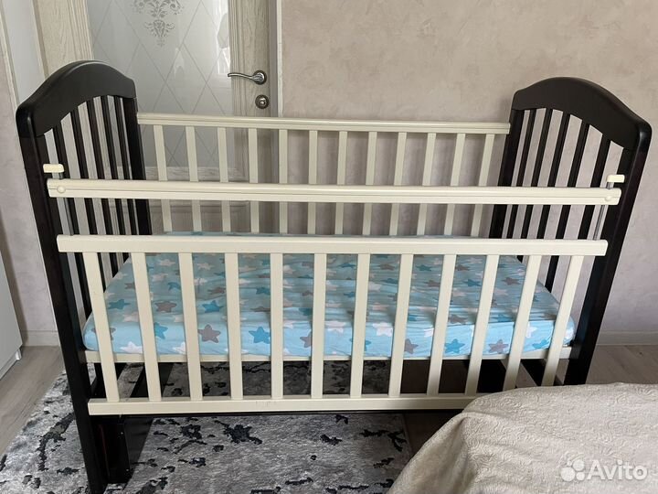 Кроватка для новорожденных с маятником