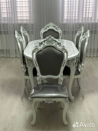 Стол и стулья