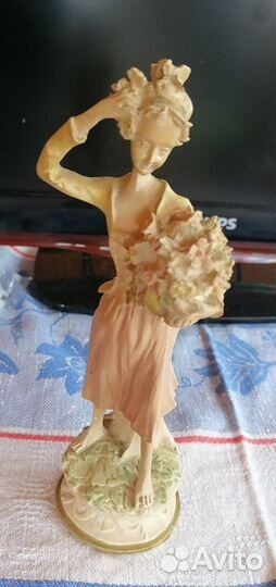 Статуэтка Девушка с букетом