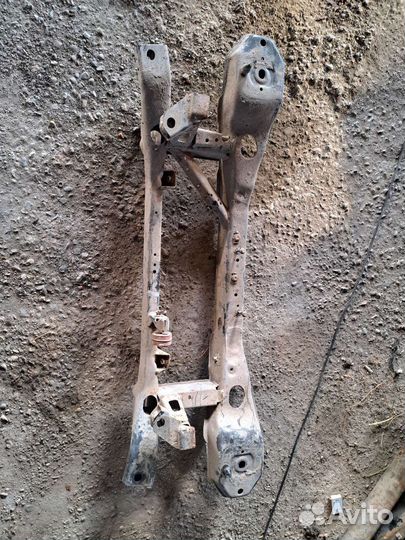 Подрамник задний на Volvo S40