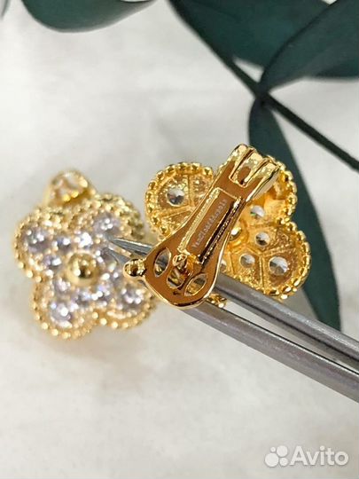 Золотые серьги Van Cleef Alhambra, бриллианты