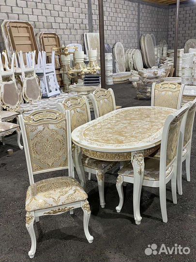 Кухонный стол и стулья в хорошем