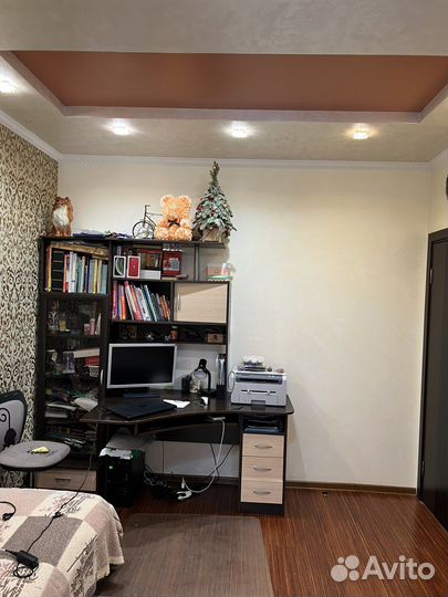 Продаю письменный стол с надстройками и шкафом