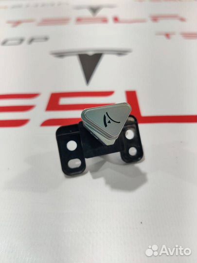 Кнопка открытия бардачка Tesla Model S