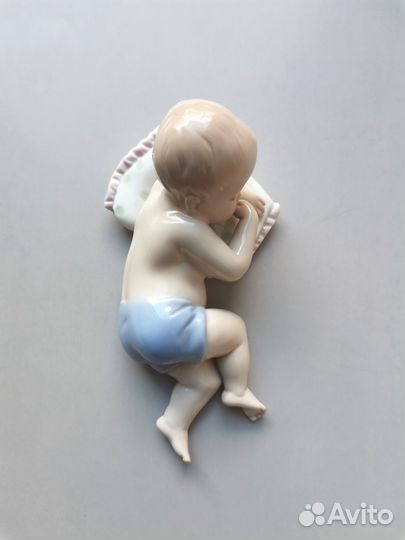 Фарфоровая статуэтка Спящий мальчик