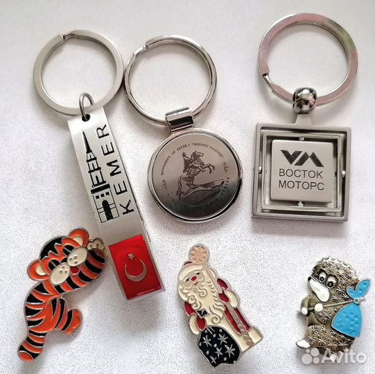 Брелоки и значки