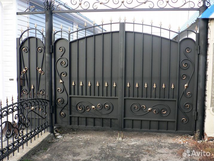 Кованные распашные ворота с забором