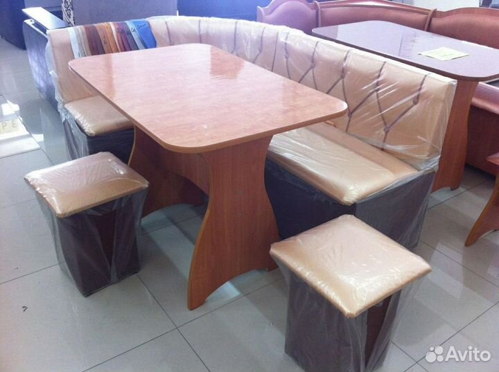 Кухонный уголок со столом новый