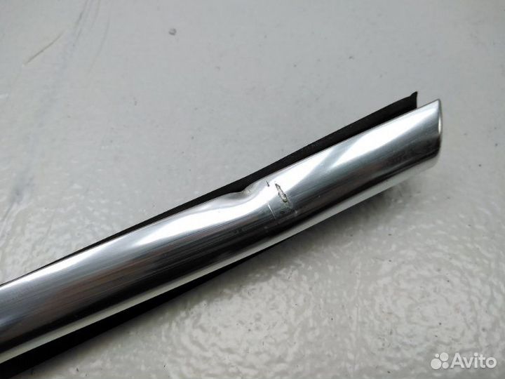 Уплотнитель стекла (хром) передний левый Ford