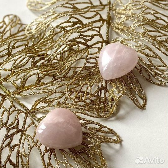 Розовый кварц в форме сердца