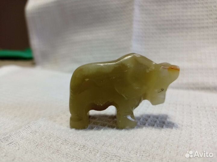 Фигурка быка из натурального оникса