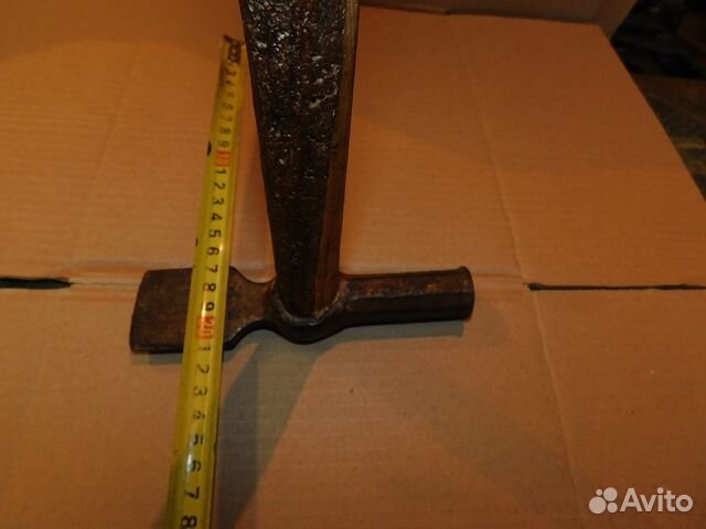 Старинная кирка-молоток инструмент печника-каменщи