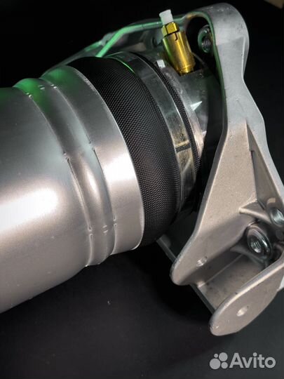 Передняя левая пневмостойка Audi Q7 4L