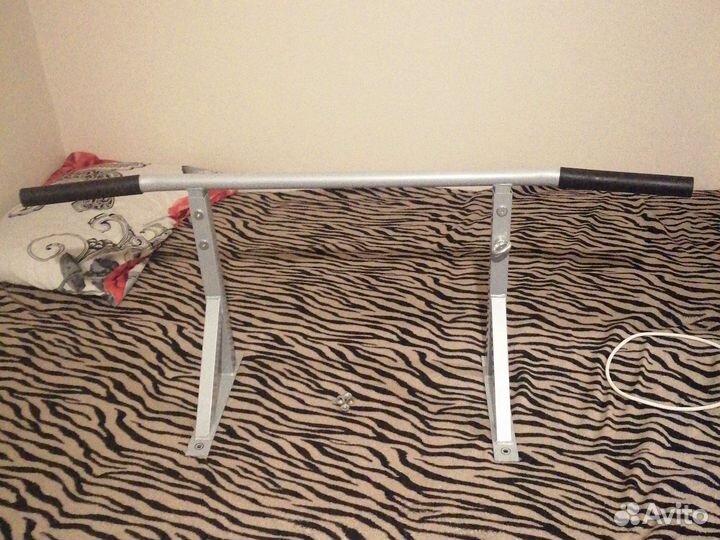 Турник настенный