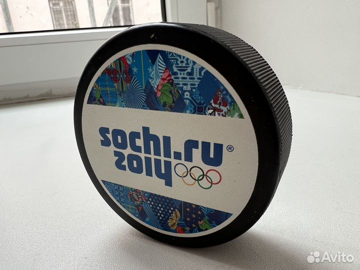 Хоккейная олимптйска сувенирная шайба sochi