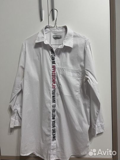 Белая женская рубашка с надписями