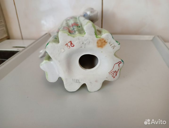 Статуэтка фарфоровая