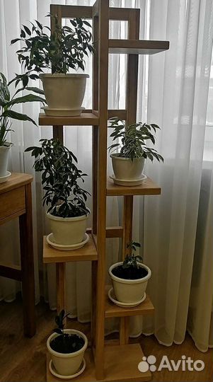 Подставка под цветы из дерева