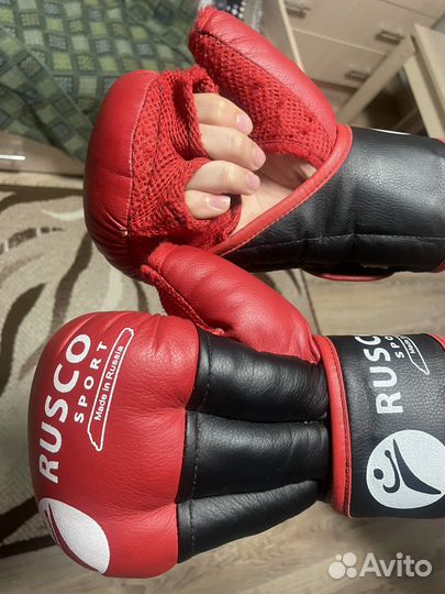 Боксерские перчатки, шлем