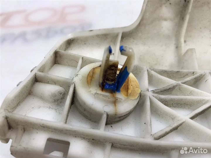 Крепление переднего бампера правое Toyota Estima