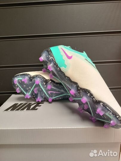 Футбольные бутсы Nike Phantom