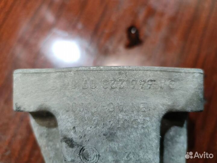 Кронштейн двигателя правый Mercedes-Benz C-Класс