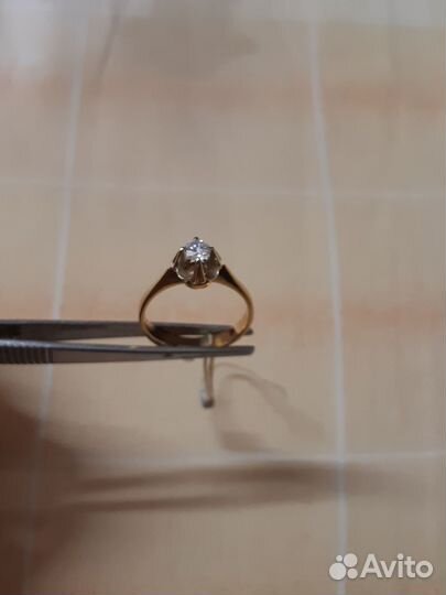 Золотое кольцо с бриллиантом новое